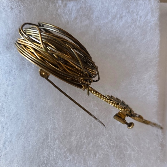 ✨ Vintage 1970s Bird’s Nest Brooch - a nod to Royalty ✨ - Picture 2 of 4